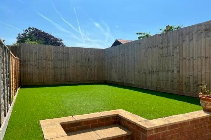 2 Bedroom Property To Rent In Cross Street, Newport, PO30