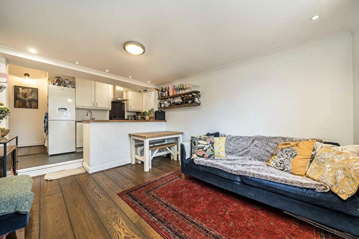 2 Bedroom Flat For Sale In Faversham Road, London, SE6