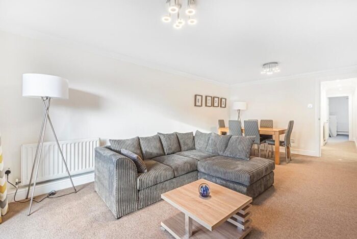 2 Bedroom Flat To Rent In Greenview Close, London, W3