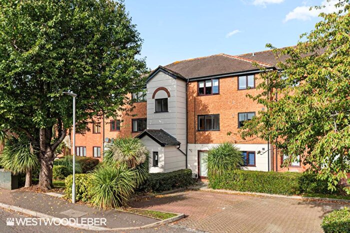 1 Bedroom Apartment For Sale In Parrotts Field, Hoddesdon, EN11