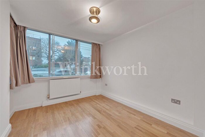 3 Bedroom Flat To Rent In Ravenscroft Avenue, London, NW11