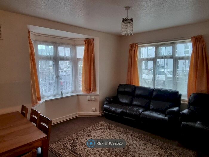 2 Bedroom Flat To Rent In Anderson House, London, SW17