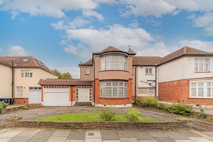 3 Bedroom Semi-detached House For Sale In Myddelton Gardens, Winchmore Hill, N21