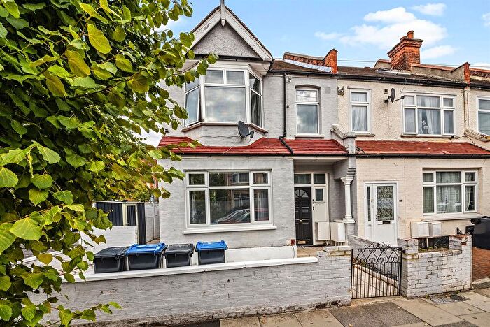 2 Bedroom Flat To Rent In Links Road, Tooting, SW17