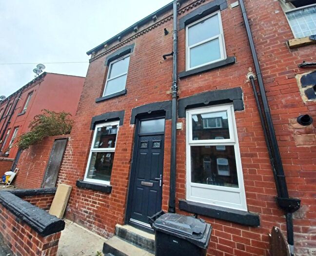2 Bedroom End Of Terrace House To Rent In Bayswater Mount, Leeds, West Yorkshire, LS8