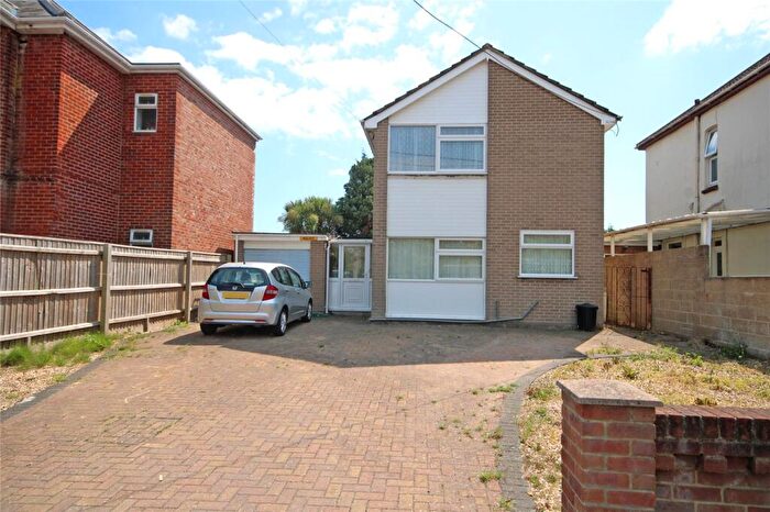 3 Bedroom Detached House For Sale In Christchurch Road, New Milton, Hampshire, BH25