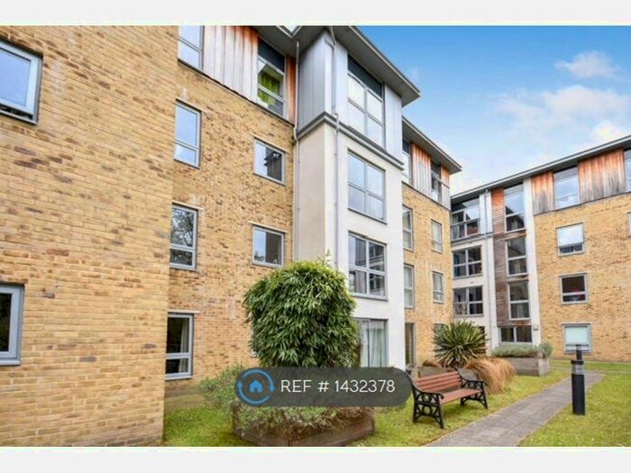2 Bedroom Flat To Rent In Coombe Way, Farnborough, GU14