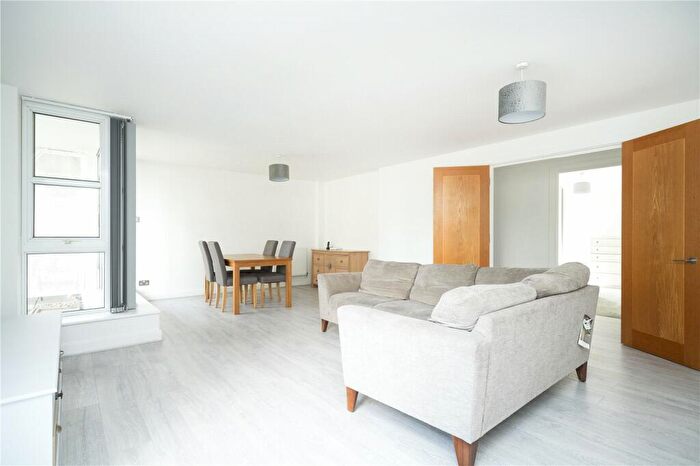 2 Bedroom Apartment To Rent In Barrier Point Road, London, Pontoon Dock, E16