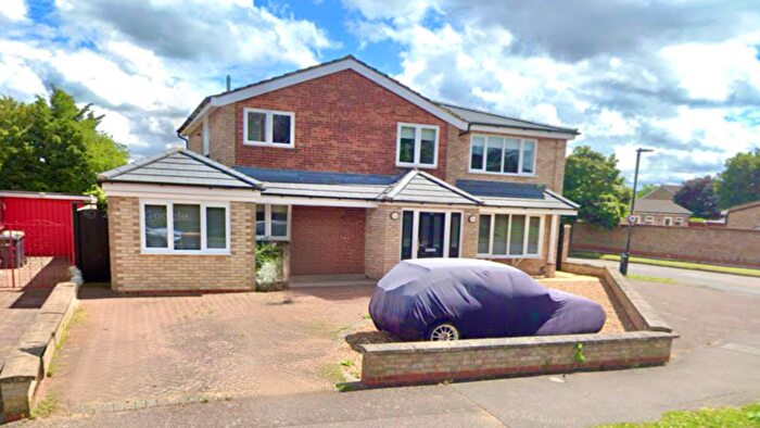 4 Bedroom House To Rent In Waveney Avenue, MK41