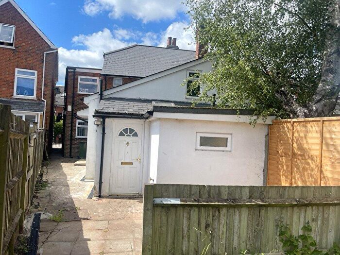 2 Bedroom Flat To Rent In Church Street, Crowthorne, Berkshire, RG45