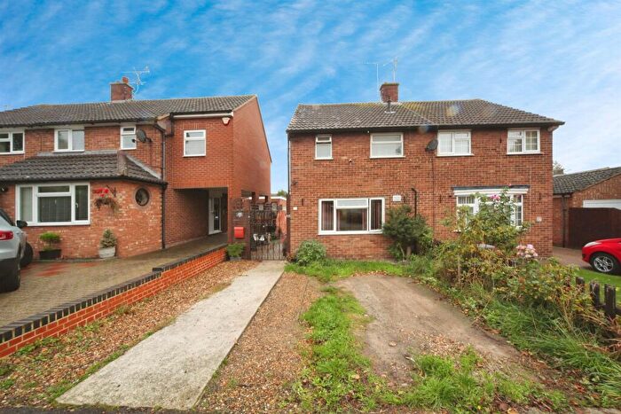 2 Bedroom Semi-Detached House For Sale In Wellfield Avenue, Luton, LU3