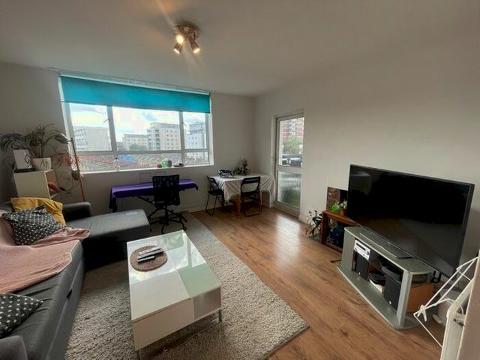 3 Bedroom Flat To Rent In Commercial Road, London, E1
