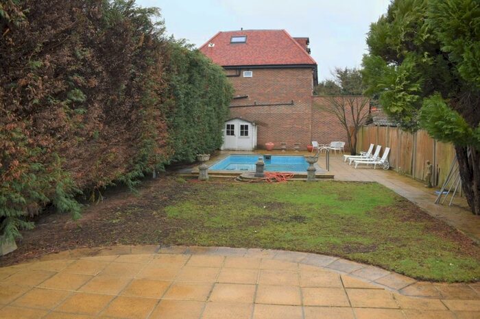 4 Bedroom Detached House To Rent In Penshurst Gardens, Edgware, HA8