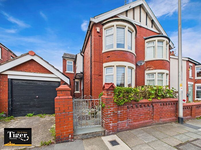 3 Bedroom Semi-detached House For Sale In Collingwood Avenue, Blackpool, FY3