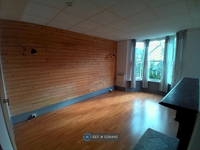 Studio To Rent In Connaught Road, Cardiff, CF24