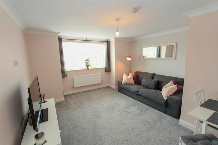 2 Bedroom Flat To Rent In Evensyde, Watford, Hertfordshire, WD18