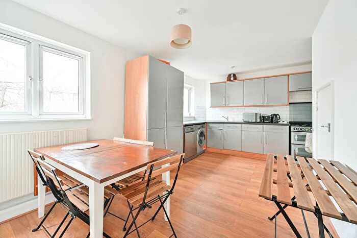 3 Bedroom Flat To Rent In Windmill Close, Bermondsey, London, SE1