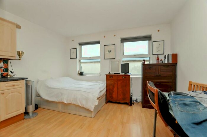 Flat To Rent In Stoke Newington High Street, Stoke Newington, N16
