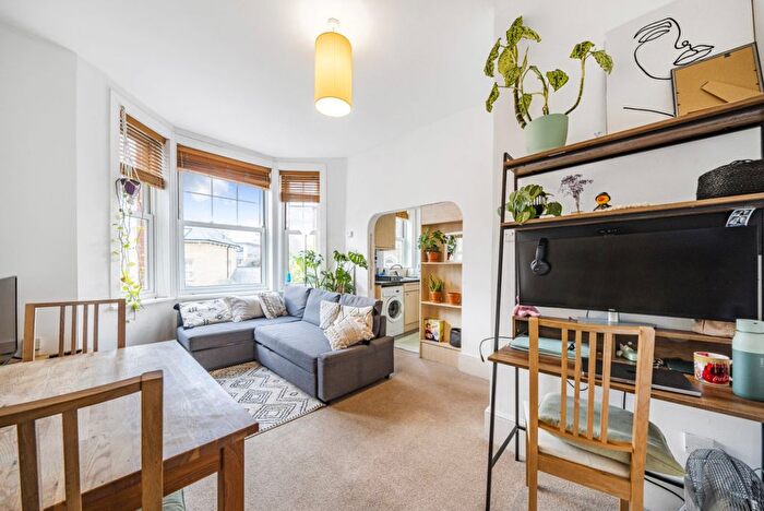 1 Bedroom Flat To Rent In Gauden Road, Clapham North, London, SW4
