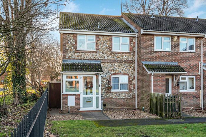 3 Bedroom End Of Terrace House For Sale In Youngs Drive, Ash, Surrey, GU12