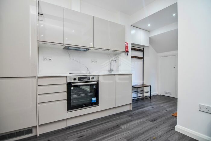 Studio To Rent In Canfield Gardens, South Hampstead, London, NW6