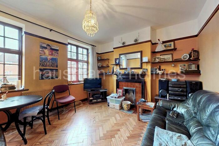 2 Bedroom Flat For Sale In The Market Place, NW11
