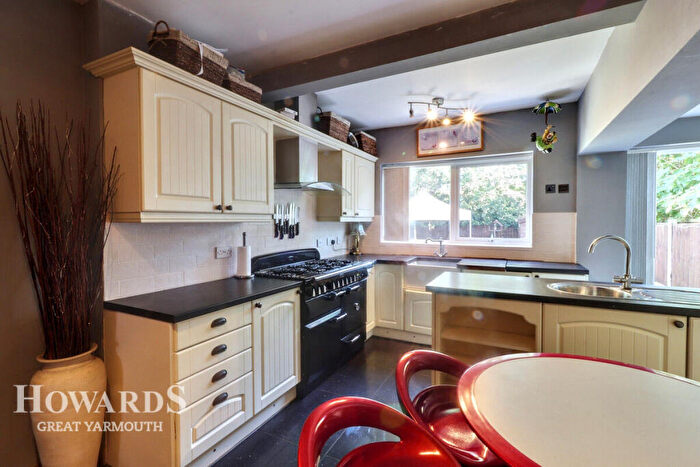 3 Bedroom Semi-Detached House For Sale In Lawn Avenue, Great Yarmouth, NR30