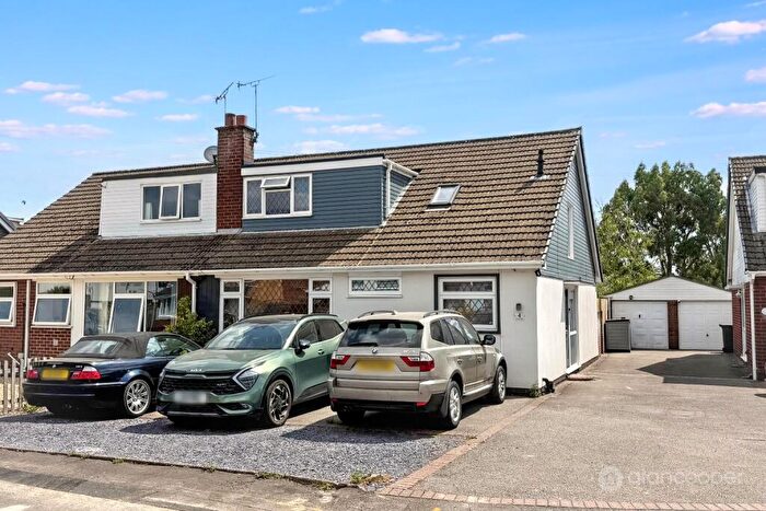 4 Bedroom Semi Detached House For Sale In Avon Close, Bulkington, CV12