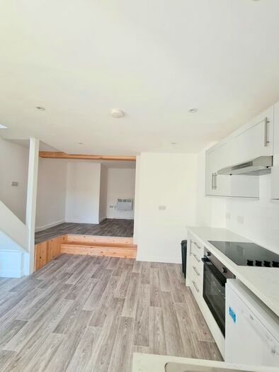 3 Bedroom Terraced House To Rent In Commercial Road, Swansea, SA8