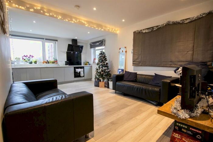 5 Bedroom House To Rent In Weoley Park Road, Birmingham, B29