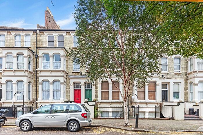 2 Bedroom Flat To Rent In Lakeside Road, London, W14
