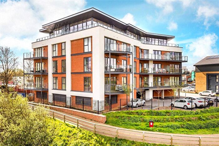 2 Bedroom Flat For Sale In Sycamore Avenue, Woking, Surrey, GU22