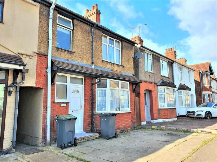 3 Bedroom Semi-Detached House To Rent In Beechwood Road, Leagrave, Luton, LU4