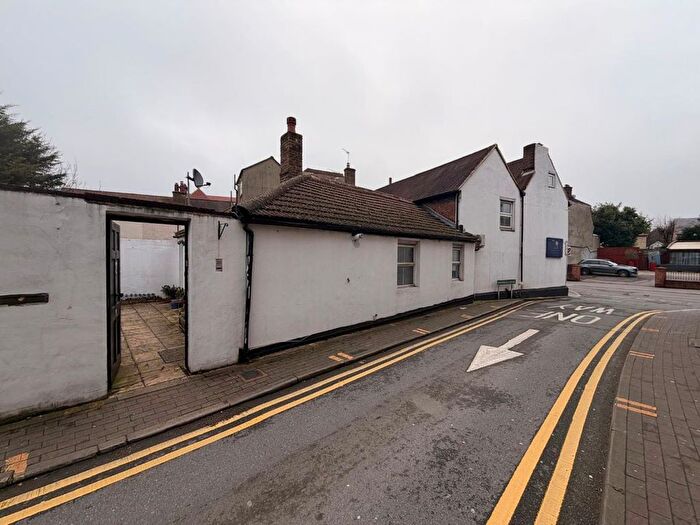 3 Bedroom Maisonette For Sale In Broomhill Road, Orpington, Kent, BR6