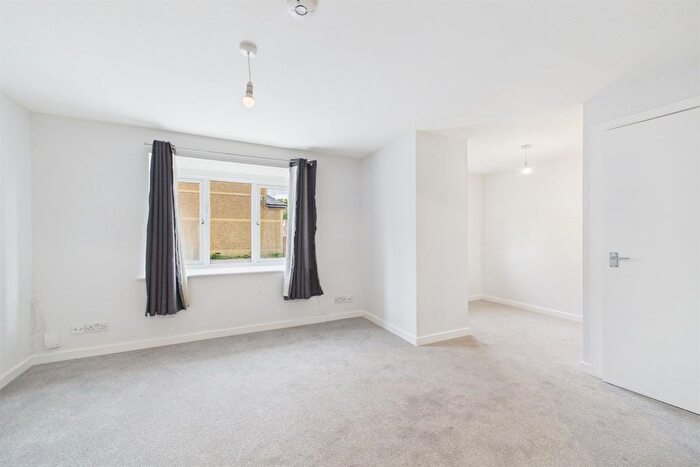 1 Bedroom Flat To Rent In Limpsfield Avenue, Thornton Heath, CR7