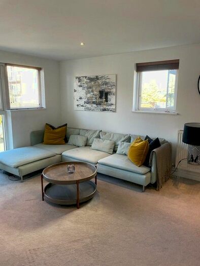 1 Bedroom Flat To Rent In Park View Road, Leatherhead, KT22