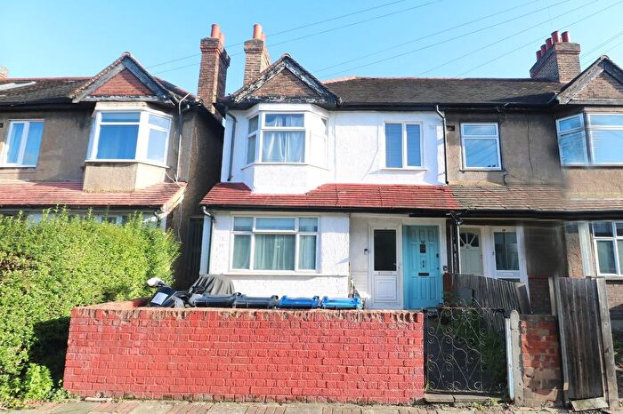 2 Bedroom Maisonette For Sale In Kimble Road, Colliers Wood, London, SW19