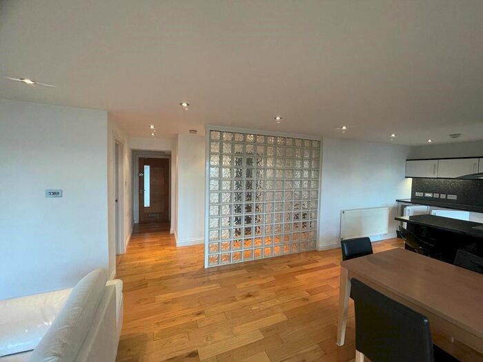 2 Bedroom Flat To Rent In The Terrace, Torquay, TQ1