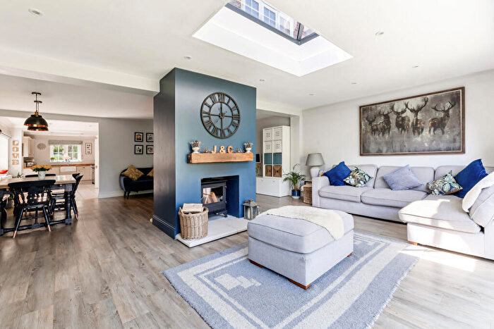 4 Bedroom Detached House For Sale In Hill Farm Close, Haslemere, GU27