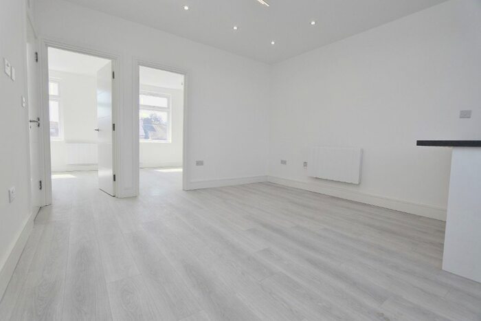 2 Bedroom Flat To Rent In Collier Row Road, Collier Row, RM5