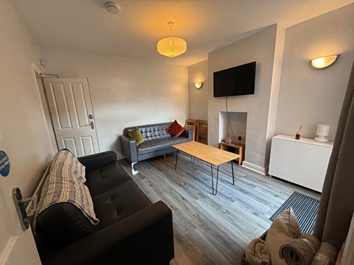 5 Bedroom Semi Detached House To Rent In Douglas Road / Lenton / Bed / Student House Share, NG7