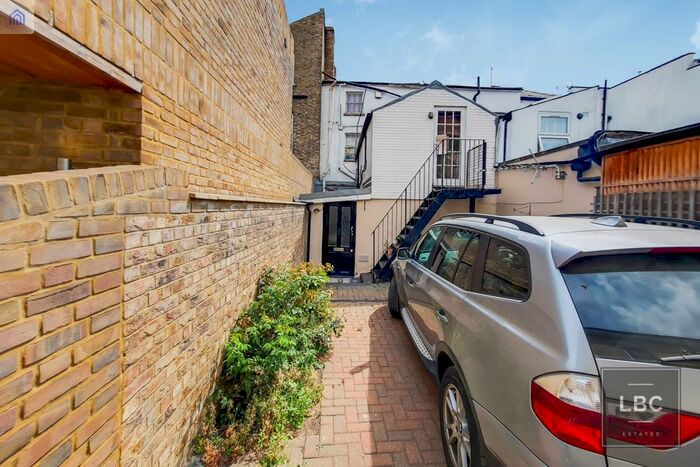 1 Bedroom Flat To Rent In Bridge Road, East Molesey, KT8