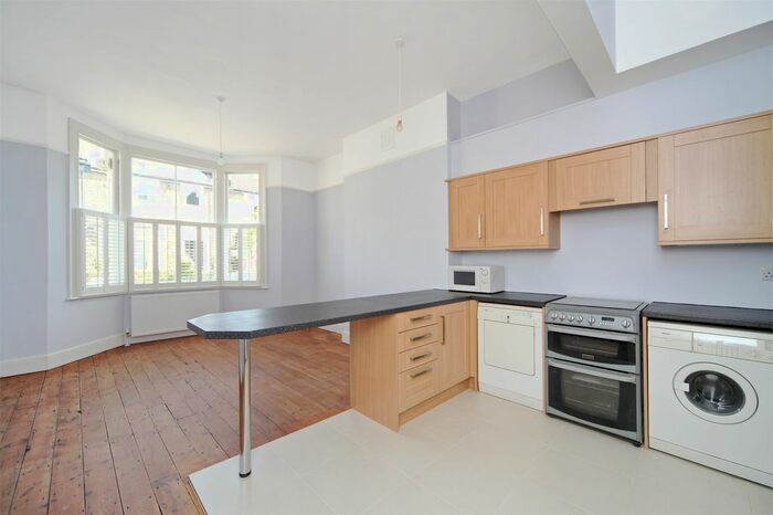 3 Bedroom Flat To Rent In Winslade Road, London, SW2