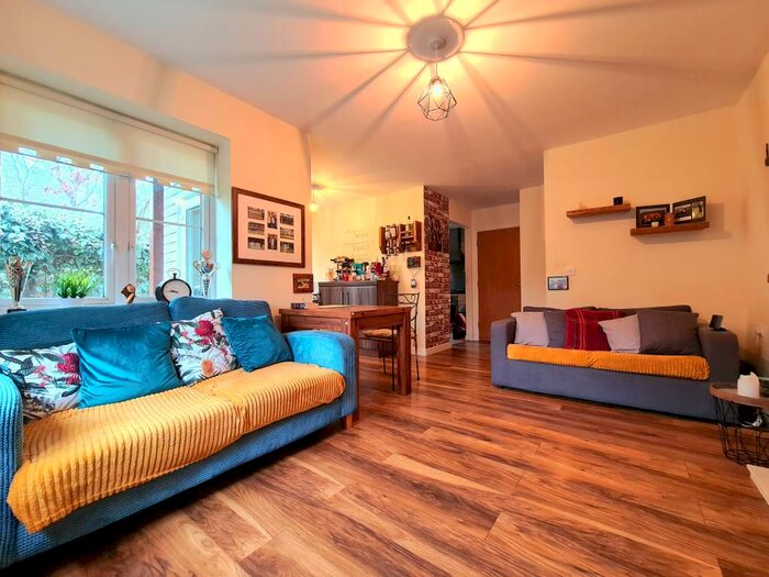 2 Bedroom Flat To Rent In Brosse Way, Bromley, BR2