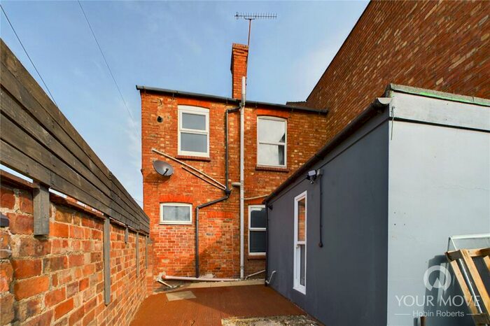 1 Bedroom Flat To Rent In Raymond Road, St James, Northampton, NN5