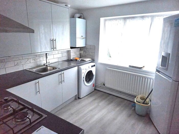 2 Bedroom Flat To Rent In Mothers Square, London, E5