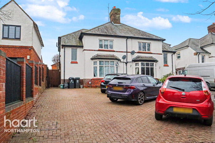 3 Bedroom Semi-Detached House For Sale In Bedford Road, Rushden, NN10