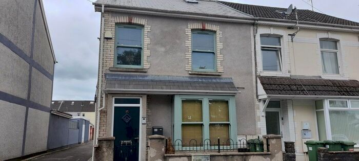 2 Bedroom Flat To Rent In Station Terrace, Pontyclun, CF72