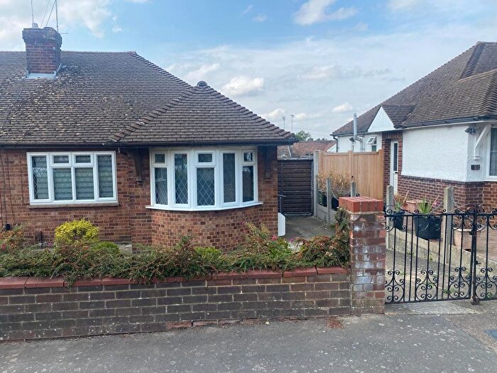 2 Bedroom Detached Bungalow To Rent In Derwent Avenue, Luton, LU3