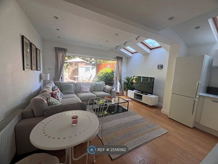 2 Bedroom Flat To Rent In London, London, W12